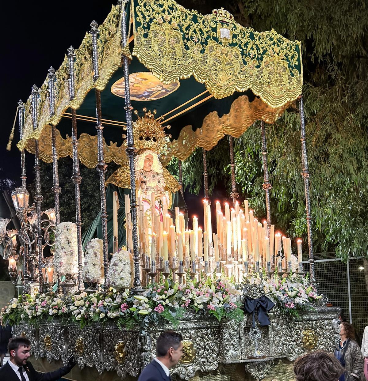 Nuestra Señora de la Esperanza Macarena, obra del escultor Pedro Noguera del año 1996.