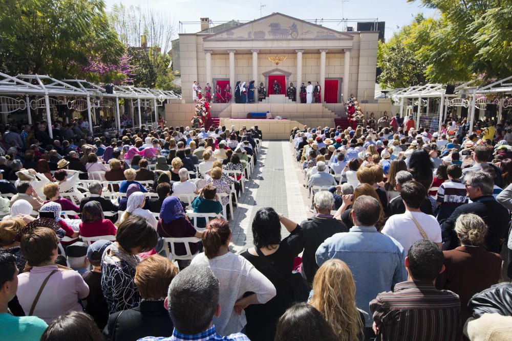 Vecinos y visitantes de Benetússer asisten a la representación del Calvario de Jesucristo.