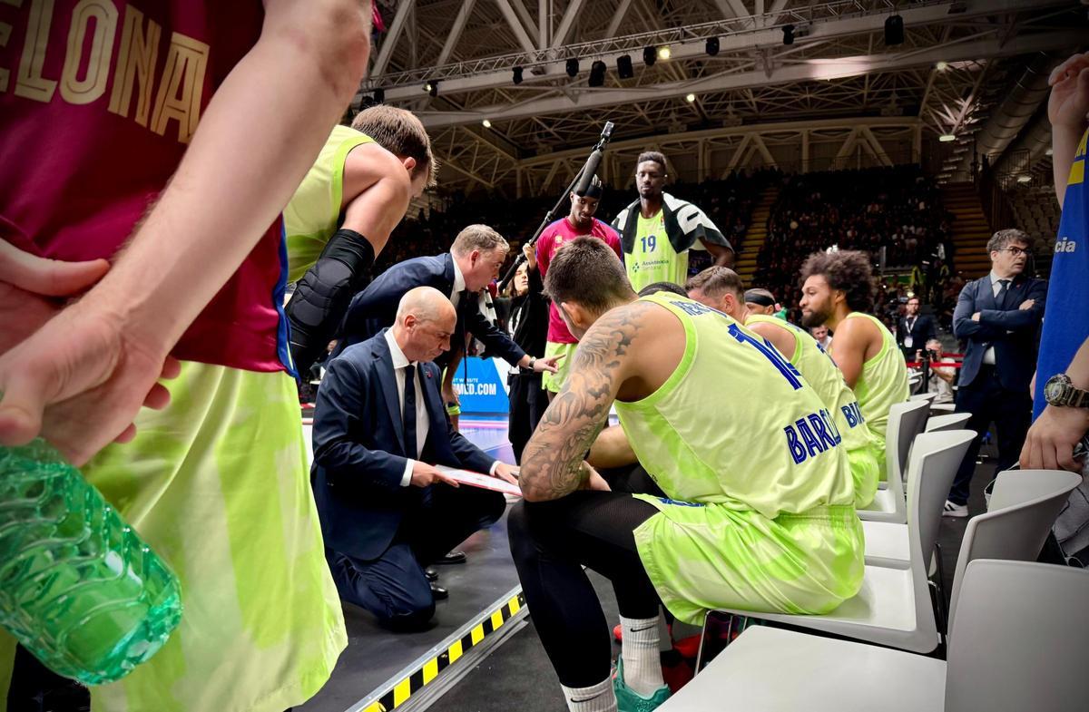 Peñarroya, dando instrucciones al equipo durante un tiempo muerto