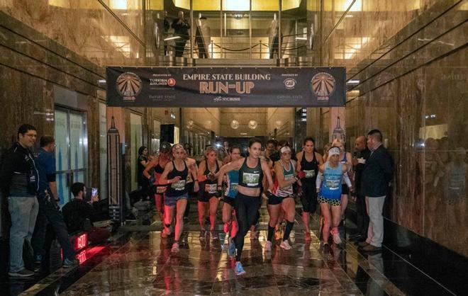 Atletas toman la salida de la carrera vertical del Empire State Building Run Up 2019.