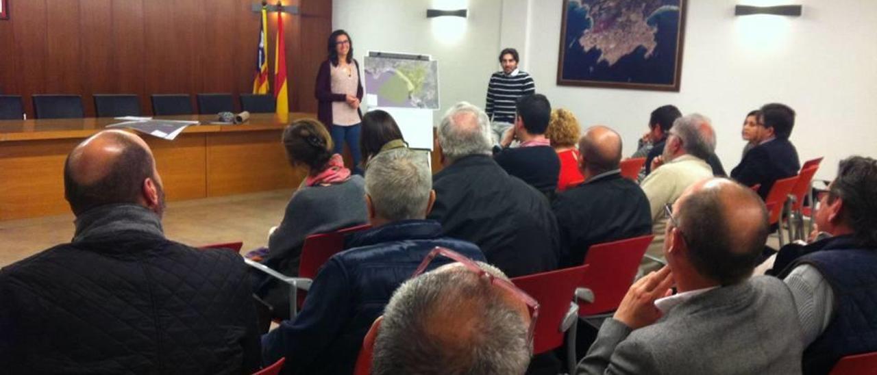 Instante de la reunión informativa que tuvo lugar anteanoche en el Centre Cívic de la Colònia de Sant Jordi.