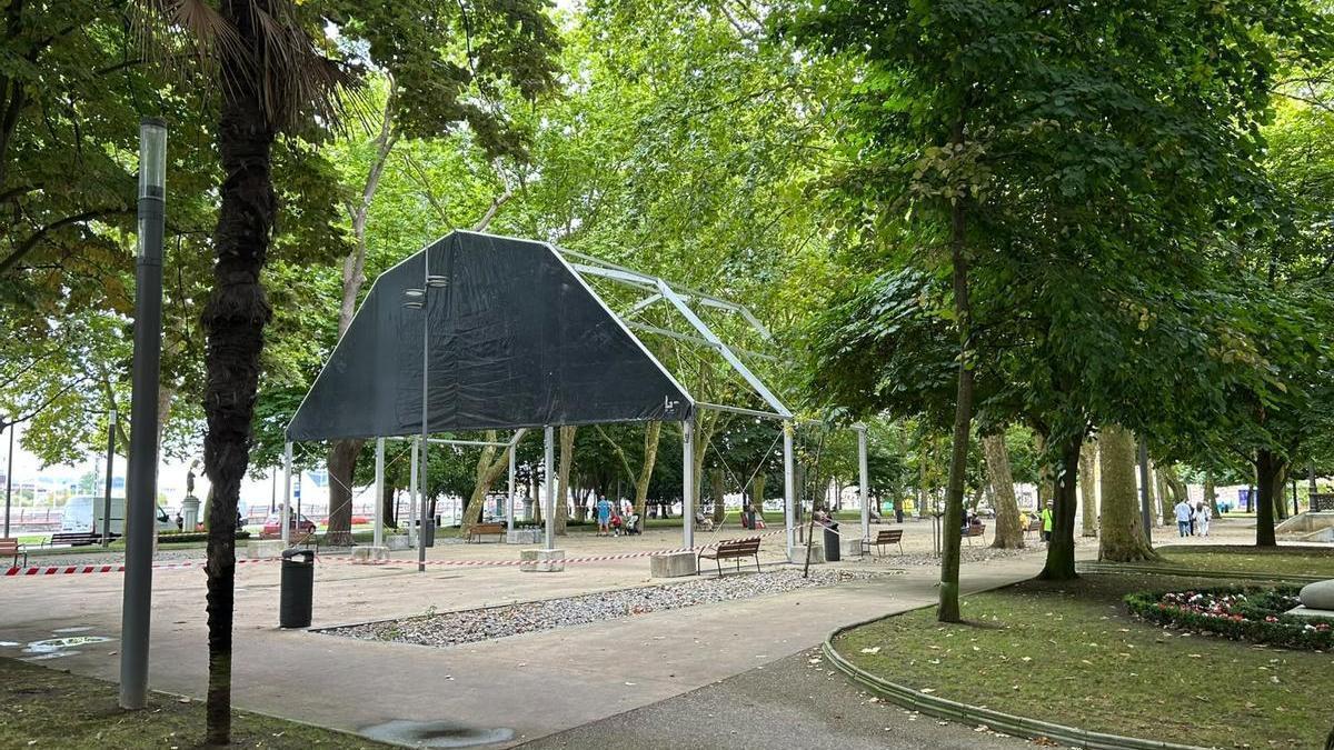 La carpa de La Grapa, a medias de montar.