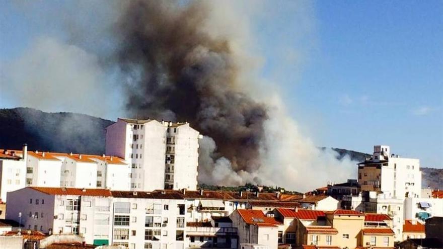 Cinco helicópteros trabajan en una incendio declarado en Plasencia