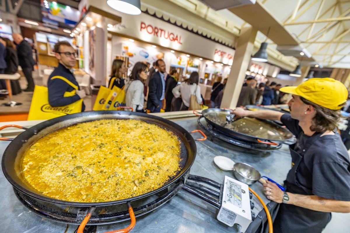 Un cocinero prepara una paella en el salón Alimentaria de Barcelona, este lunes.
