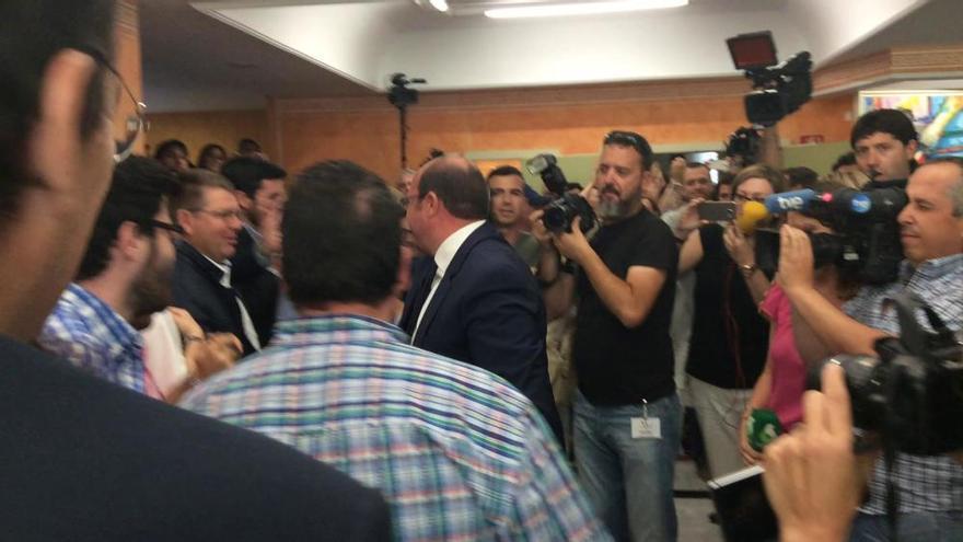 Pedro Antonio Sánchez se da un baño de cariño de sus incondicionales en la Asamblea Regional