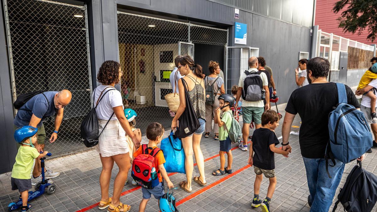 Entrada de un colegio en barracones en Barcelona el primer día de este curso.