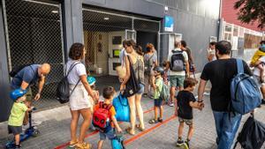 Entrada de un colegio en barracones en Barcelona el primer día de este curso.