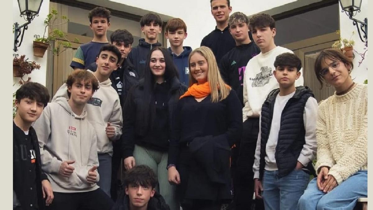 El elenco de jóvenes actores y actrices de la serie Aula 423.