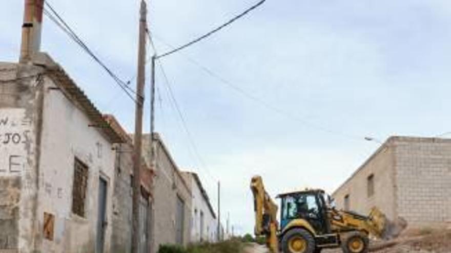 Una excavadora allana el terreno en la calle Costa Rica.