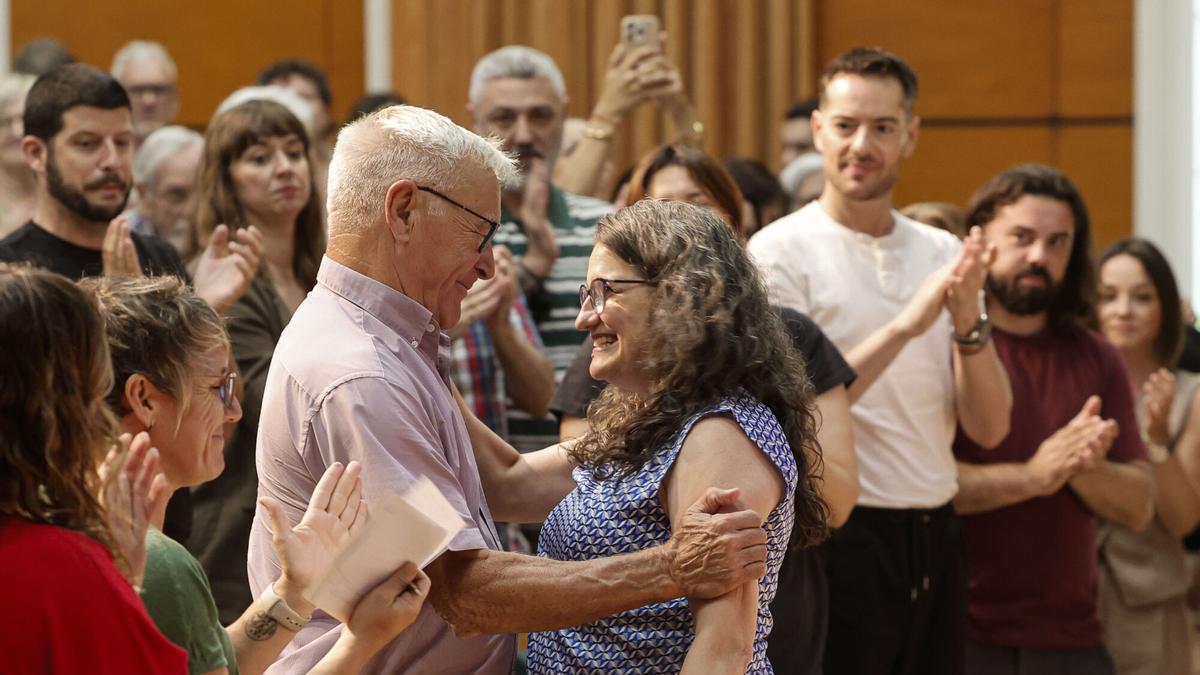 El exalcalde de València, Joan Ribó, saluda a Mónica Oltra durante la asamblea extraordinaria de Compromís, este sábado, en el Botànic.