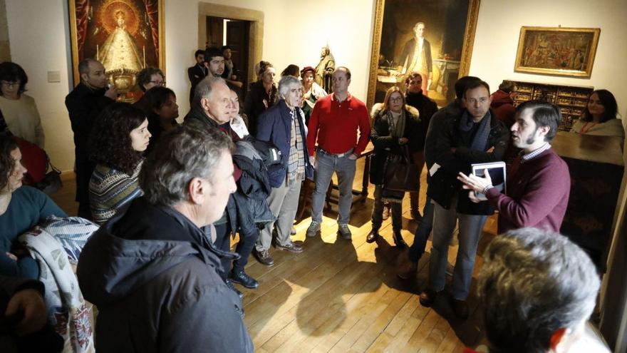 Una visita guiada al museo, durante la estancia del cuadro de Jovellanos pintado por Goya. | Ángel González