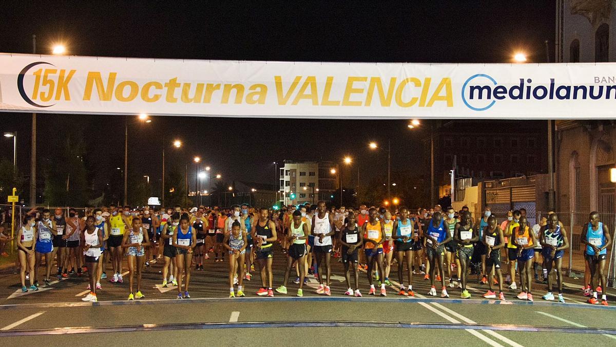 Imagen de la salida de la carrera que se celebró anoche en las calles de València,  | E. RIPOLL