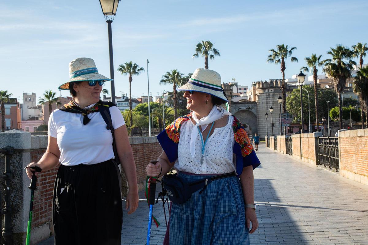Nieves Luque y Rosa caminan con su 'outfit romero' tradicional