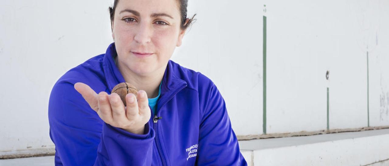 Ana Belén Giner sostiene una pilota de vaqueta en el ´mini trinquet´ del IES Patraix.