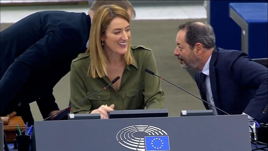 Risas en el Parlamento Europeo al colarse los ladridos de un perro tras el discurso de Pedro Sánchez
