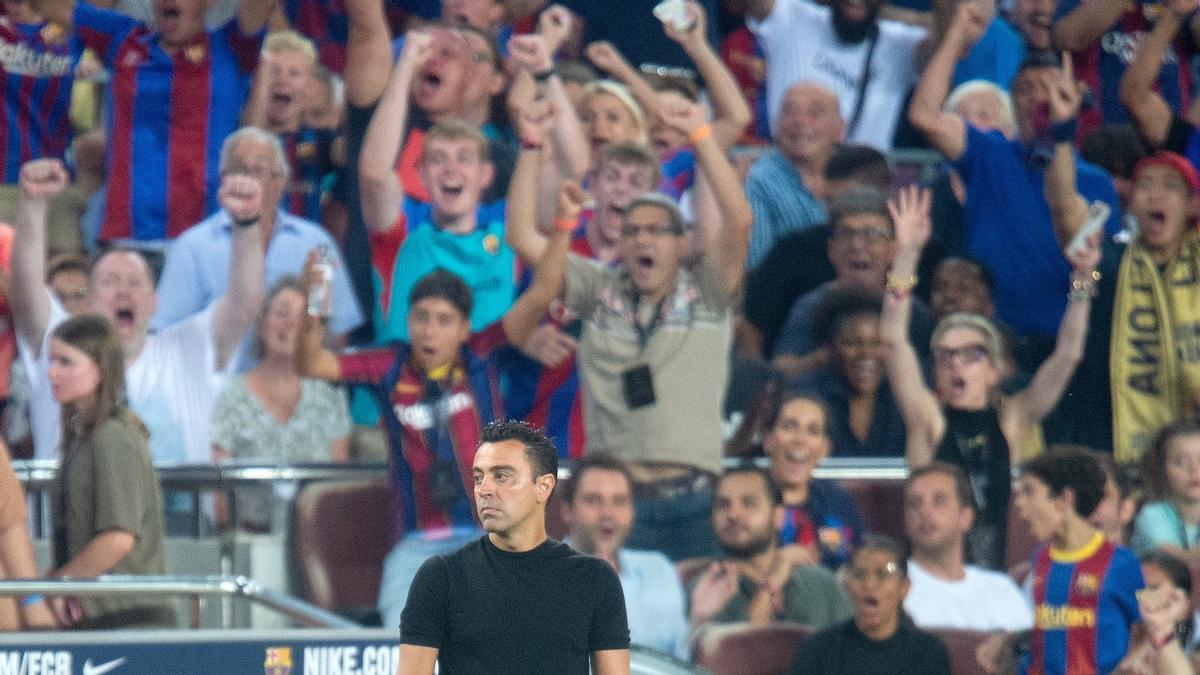 Xavi, en actitud seria, durante el Barça-Rayo en el Camp Nou.