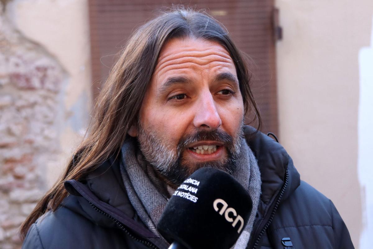 El portavoz adjunto de ERC en el Parlament, Jordi Albert, en declaraciones a los medios en Molins de Rei, este sábado.