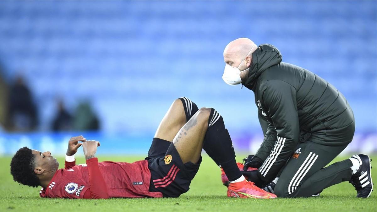 Rashford, asistido por los médicos del United en el Etihad.