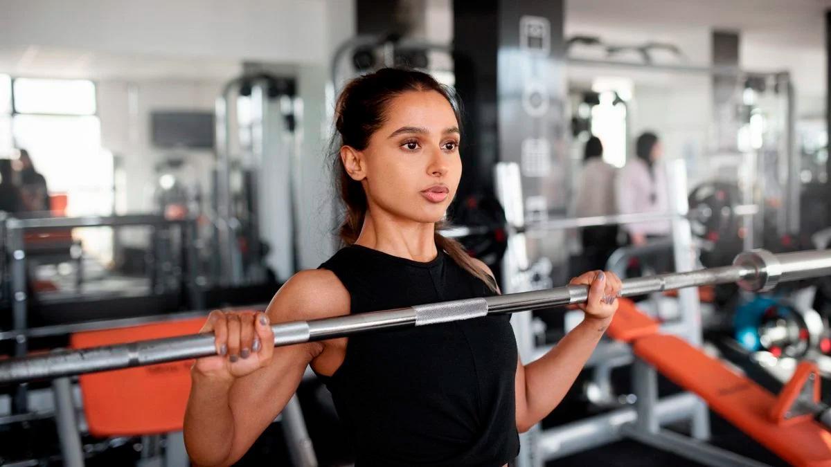 Una mujer entrenando en el gimnasio