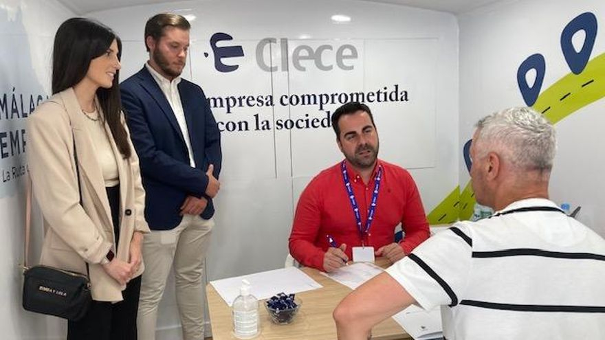 Candidatos, este viernes, en la parada del autobús.