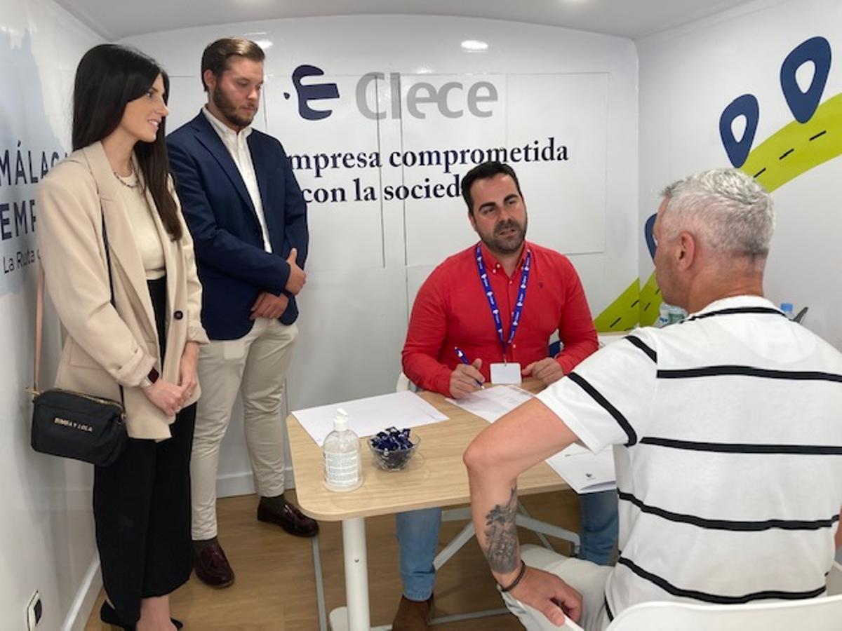 Candidatos, este viernes, en la parada del autobús.