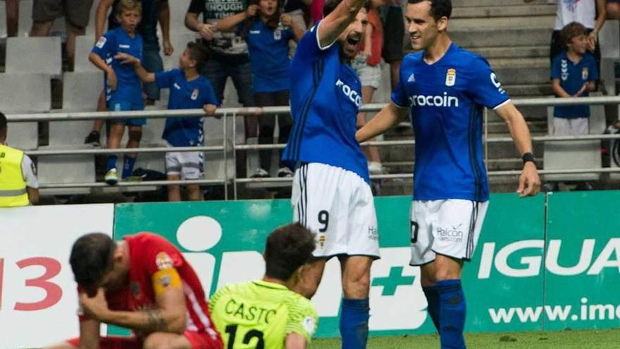 Toché, a quien felicita Linares, celebra el gol de la victoria del Oviedo ante el Almería la pasada campaña.