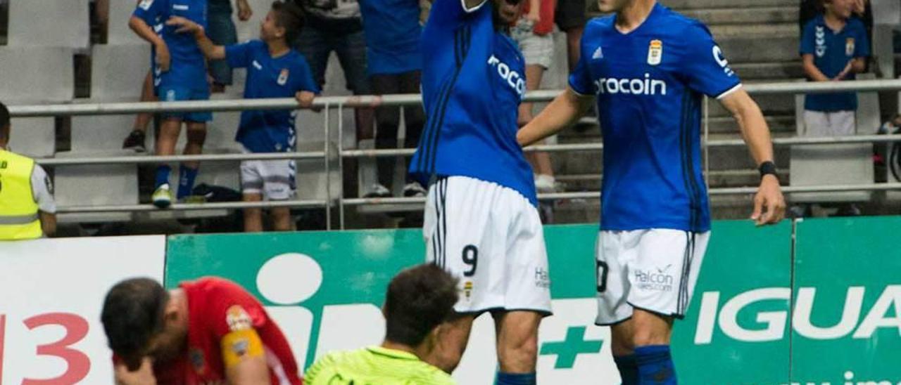 Toché, a quien felicita Linares, celebra el gol de la victoria del Oviedo ante el Almería la pasada campaña.