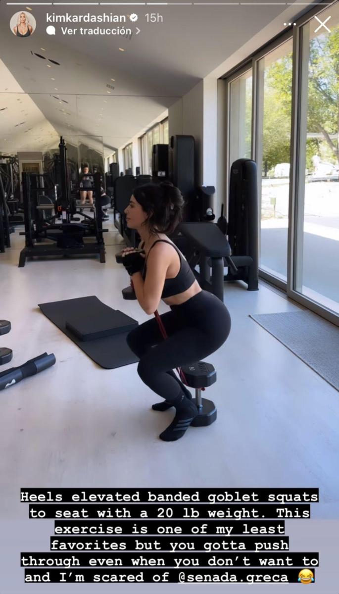 Kim Kardashian haciendo sentadillas