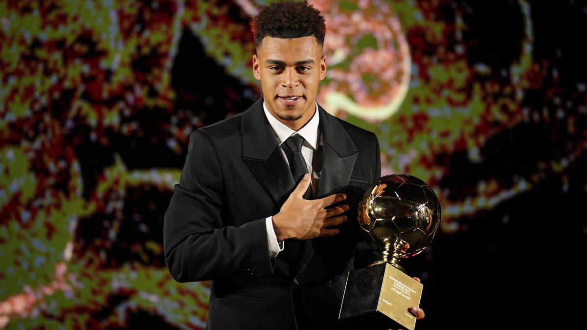 Désiré Doué recoge su premio