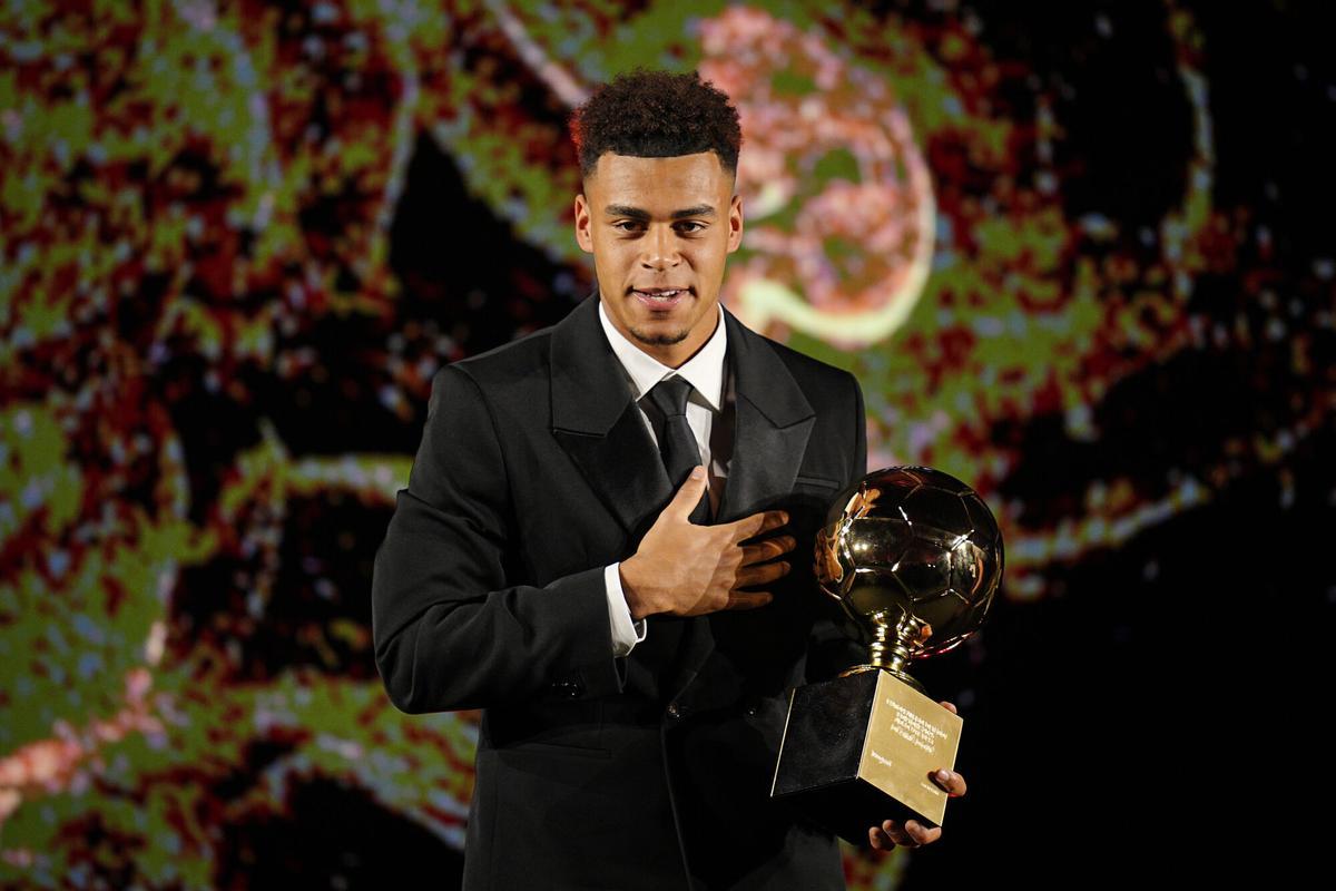 Désiré Doué recoge su premio