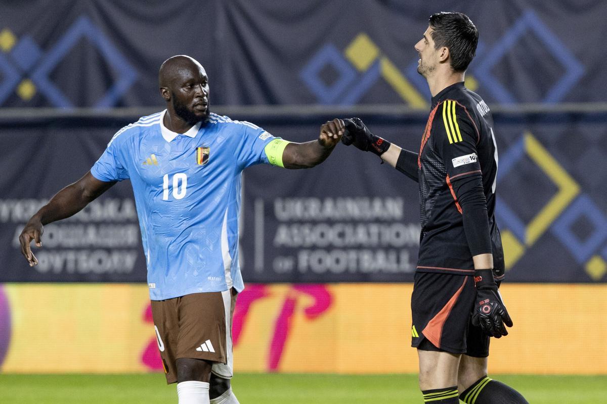 Los jugadores de Bélgica, Lukaku y Courtois, celebran el único gol del combinado belga durante el partido de la Liga de Naciones frente a Ucrania
