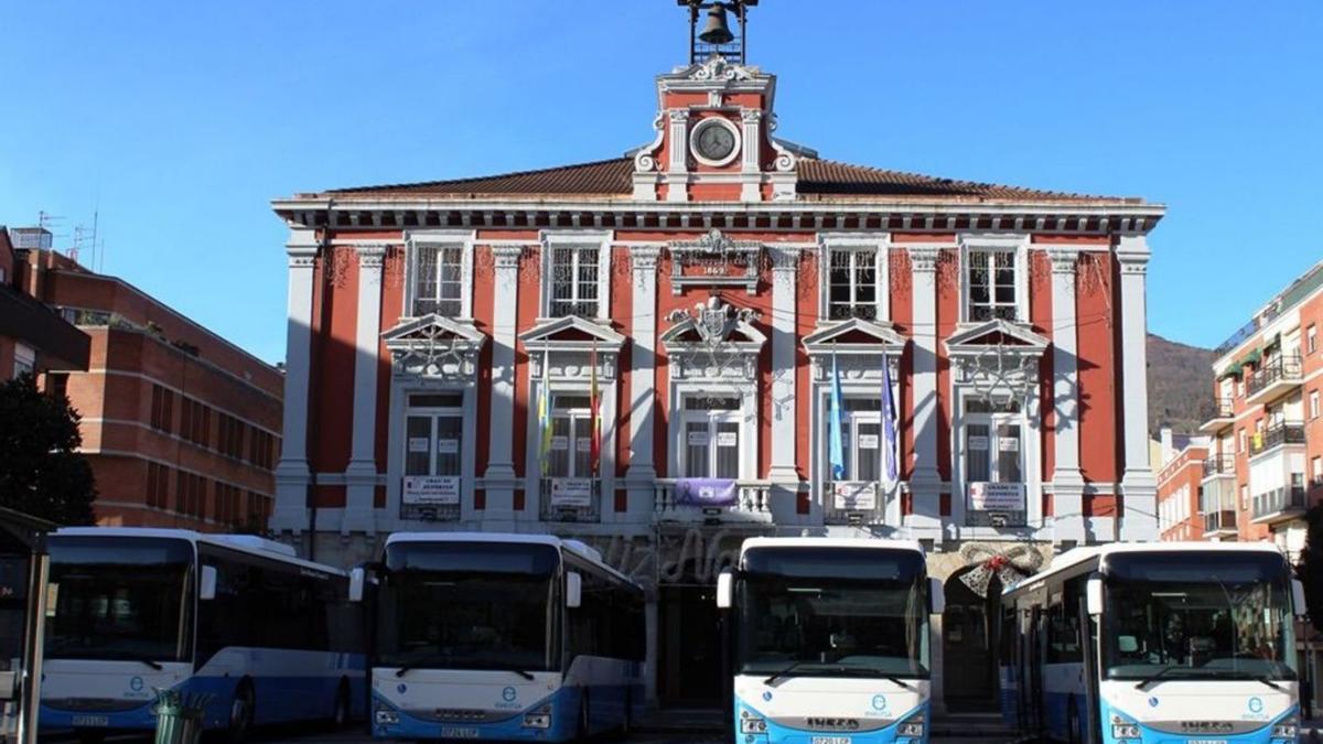 Cuatro de los últimos autobuses adquiridos por Emutsa.