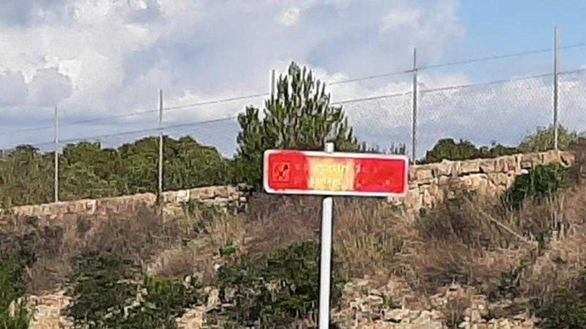 Memoria histórica: Pintan una bandera de España en una señal de las carreteras construidas por presos republicanos