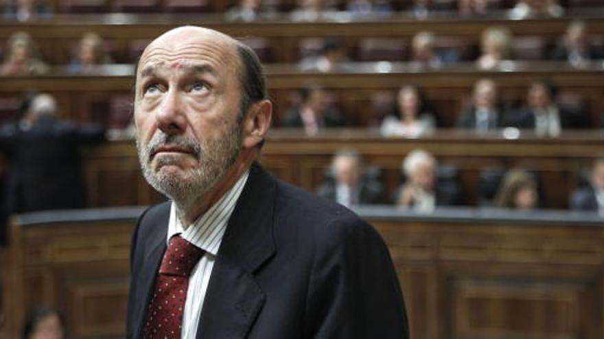 Pérez Rubalcaba observa las goteras del Congreso.