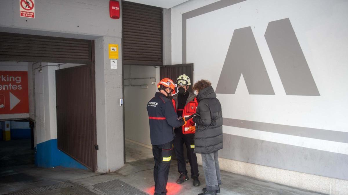 Entrada al garaje de la calle Pérez Cepeda donde ardieron dos vehículos en un incendio en la quinta planta del subterráneo.