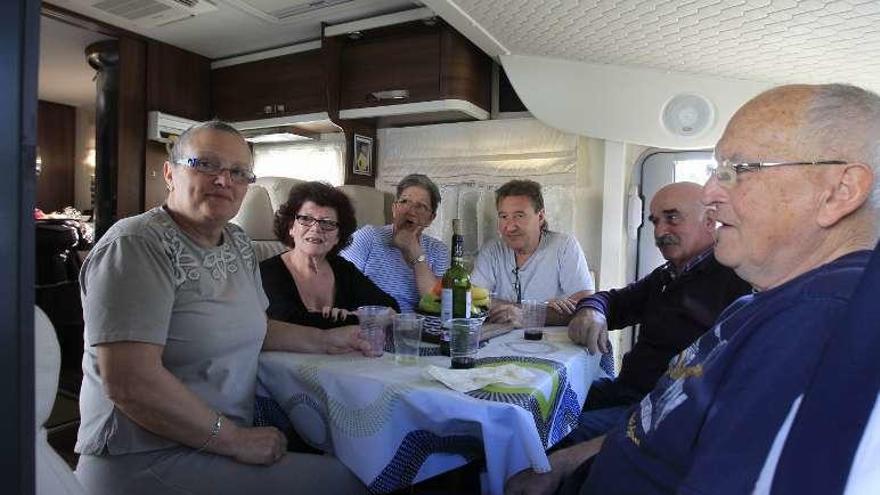 Tres parejas asturianas en el interior de una autocaravana. // J. Regal