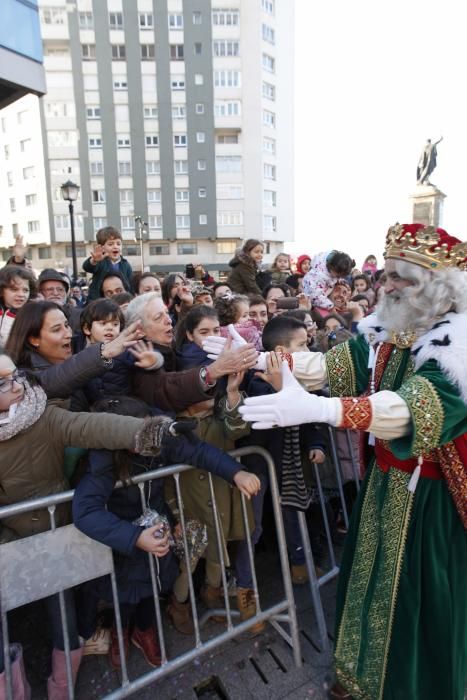 Una multitud recibe a los Reyes Magos en Gijón.