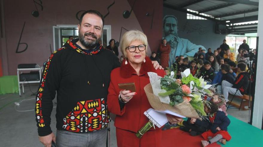 Celita con Ico, el profesor de música del CEIP Luíntra. 