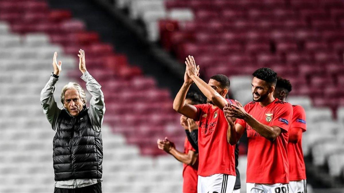 Jorge Jesus celebrando junto a sus jugadores la victoria en la primera jornada de la Europa League