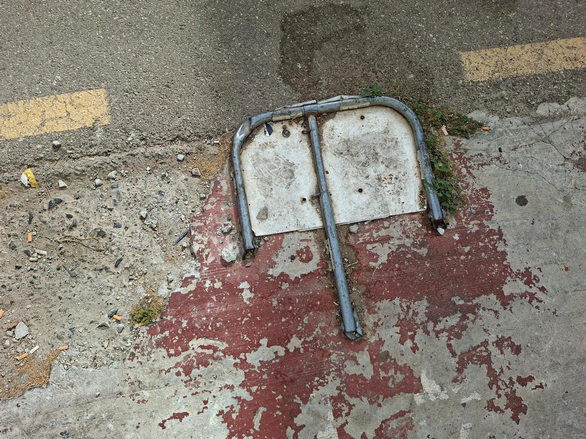 Barrera de un vado destruida en la calle Zúñiga