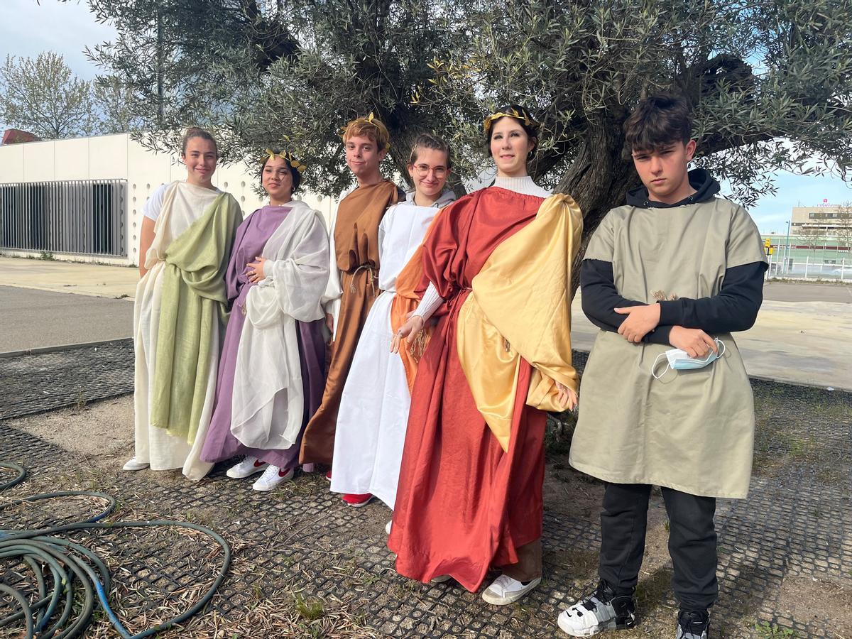 Los alumnos de Bachillerato han participado en la actividad vistiéndose de antiguos romanos.