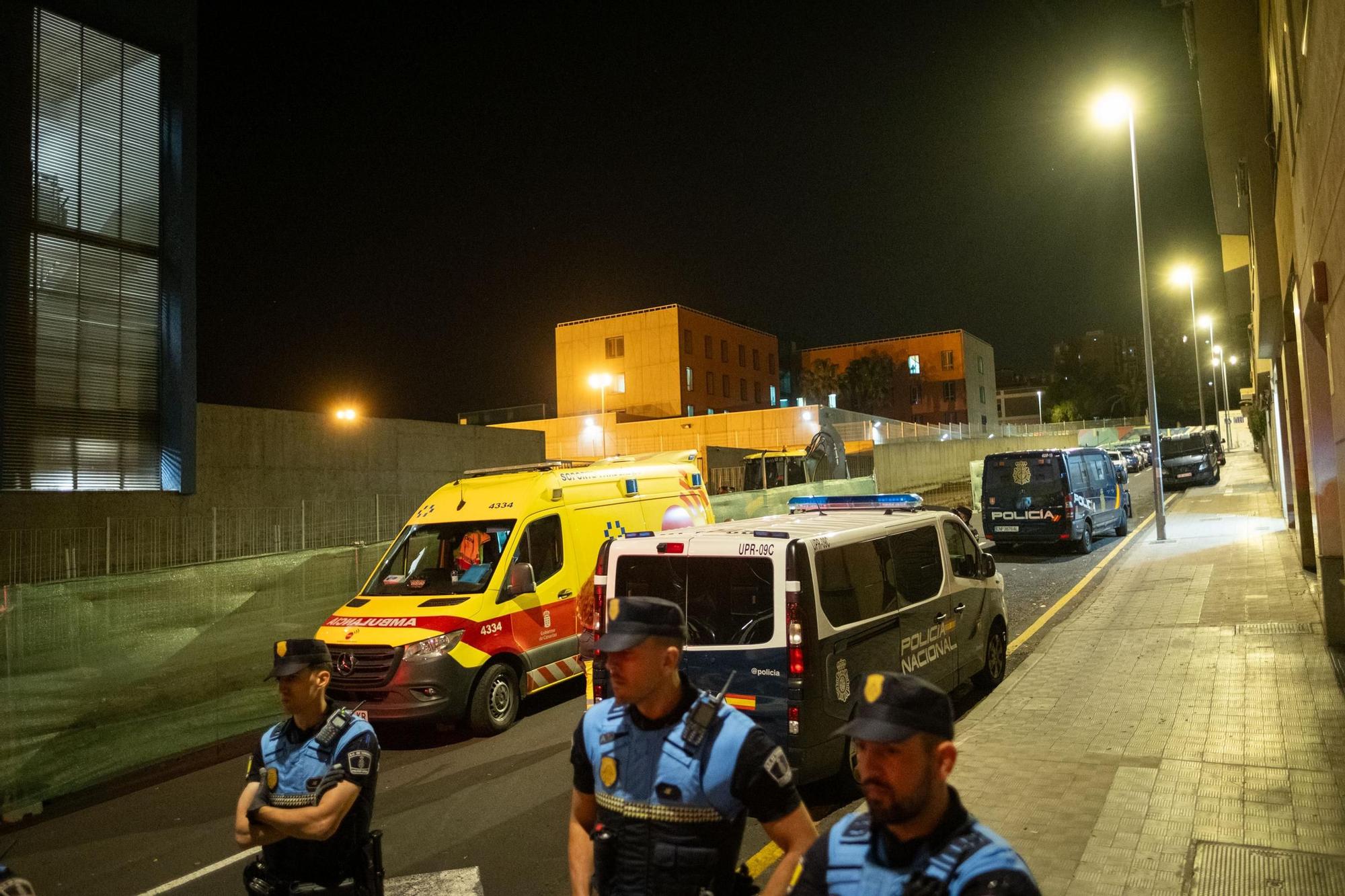 Inmigrantes atrincherados en el interior de un centro de acogida de Santa Cruz de Tenerife