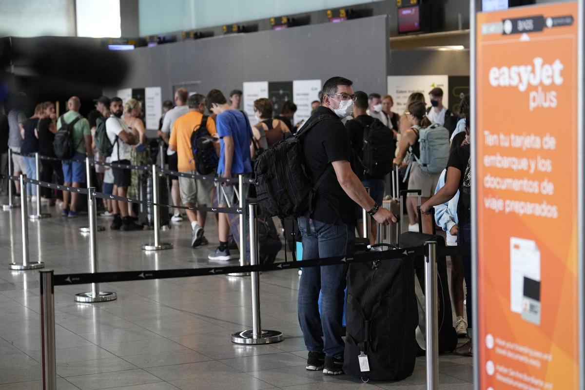 Pasajeros esperan en el mostrador de EasyJet del aeropuerto de El Prat.