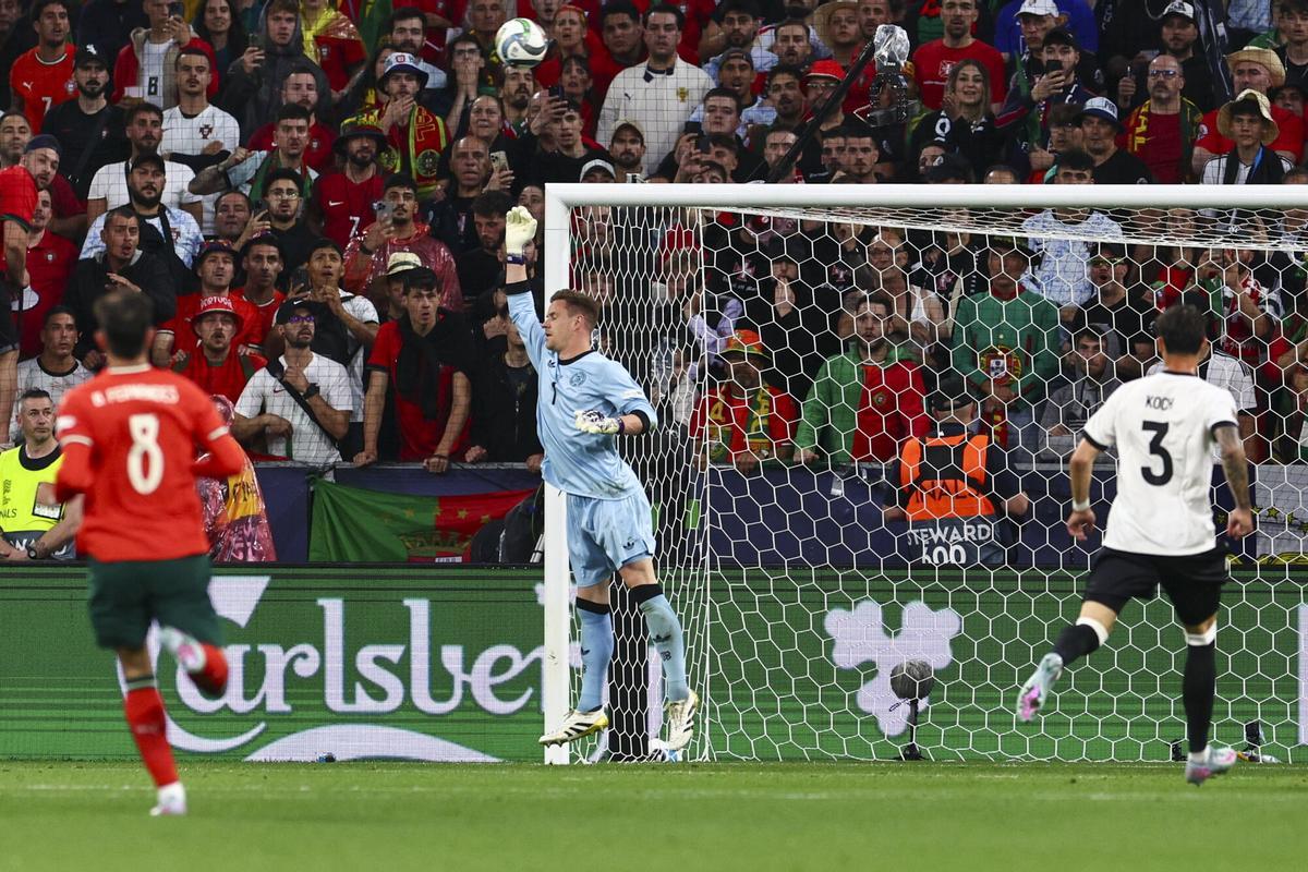 Ter Stegen cubre la portería en un remate desviado de Portugal.