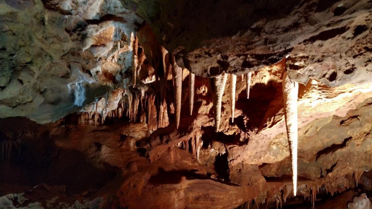 Los geólogos destacan el potencial turístico de las grutas halladas en Cáceres