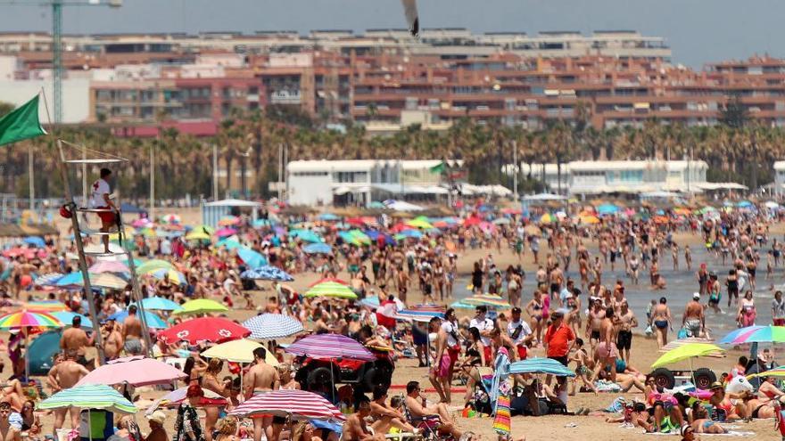 Los bañistas locales llenan las playas el primer día sin alarma