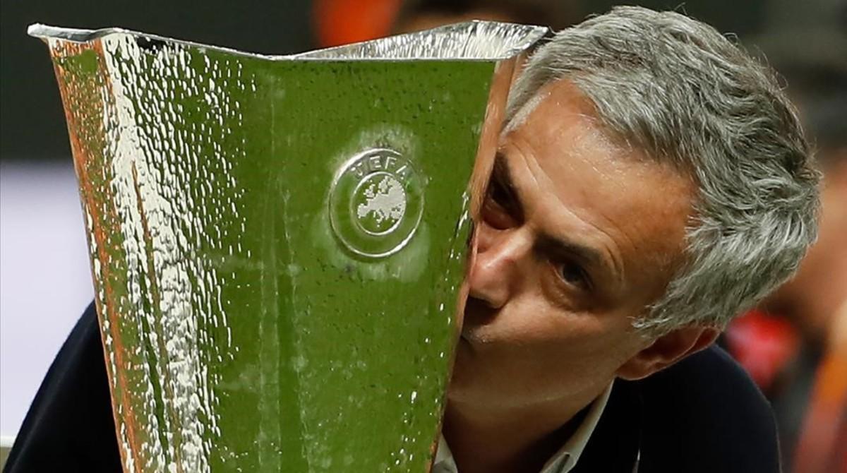 jmexposito38594395 manchester united s portuguese manager jose mourinho kisses 170526131553