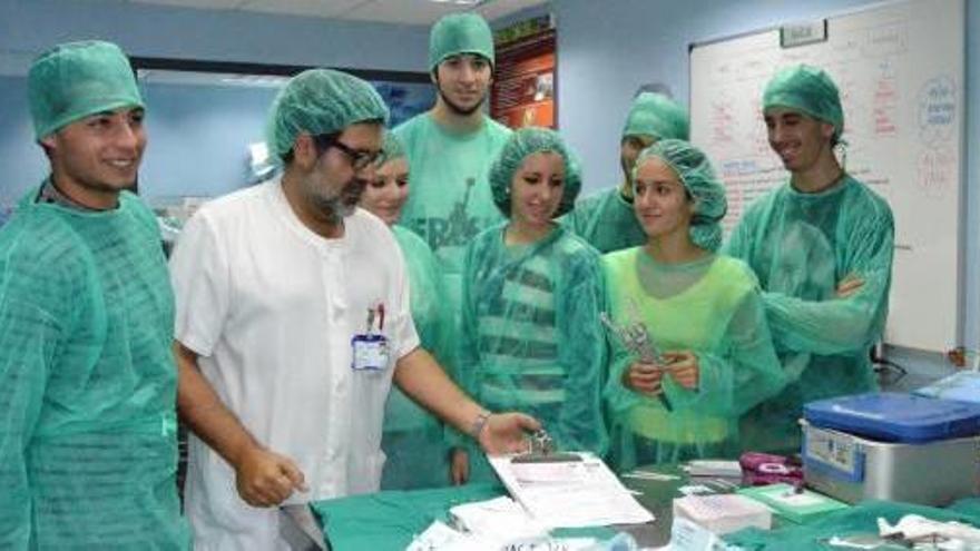 Alumnos del CEU de Medicina de Castelló haciendo prácticas en el Hospital Provincial.