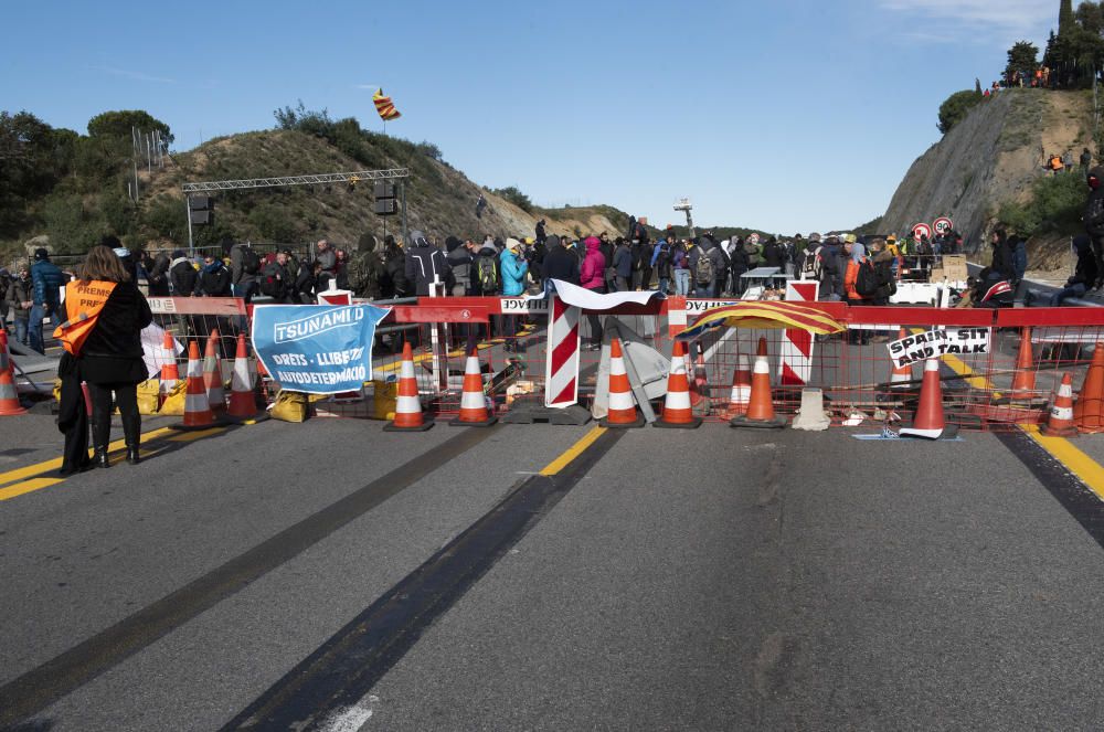 Una acció del Tsunami Democràtic talla l'AP-7 a la Jonquera