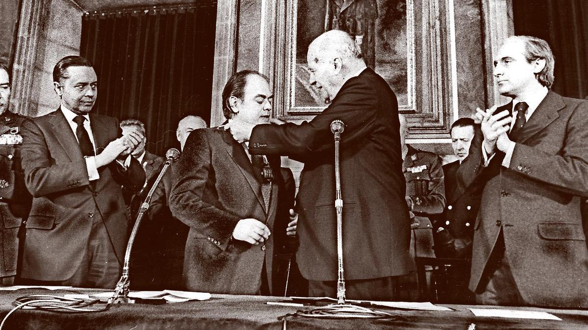 Josep Tarradellas coloca el collar de Maciá al nuevo President Pujol. EFE